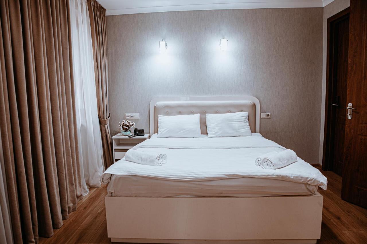Sama Grand Hotel Тбілісі Екстер'єр фото