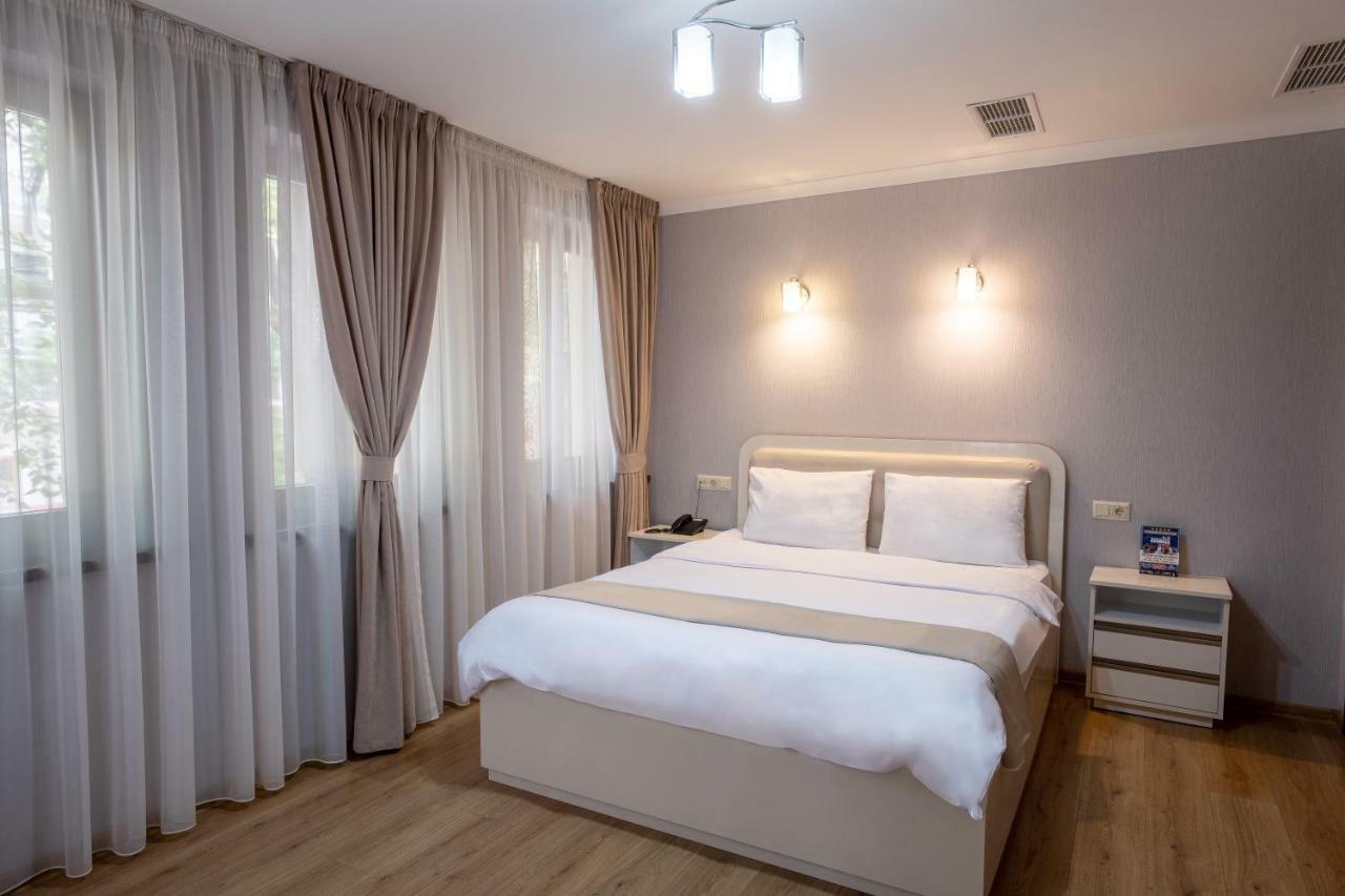 Sama Grand Hotel Тбілісі Екстер'єр фото